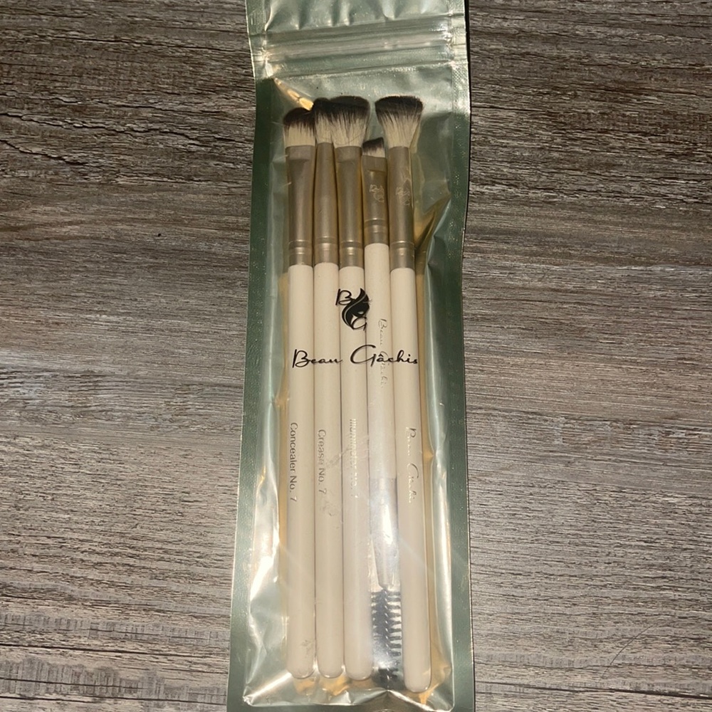 Beau Gackis 5 piece make up brush set